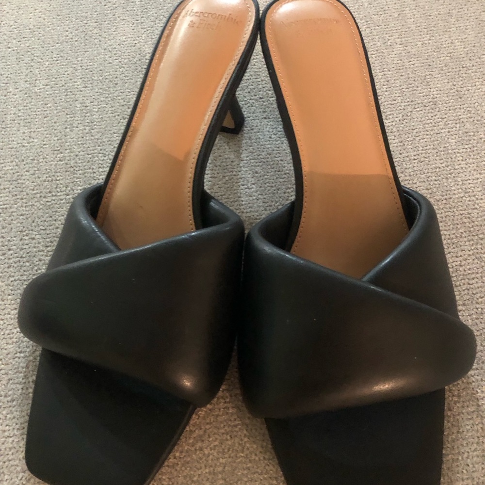 Abercrombie & Fitch twist puff heel New